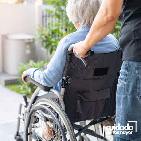 Cuidadora personas mayores en Hospitales